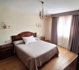 Habitació triple amb finestra i vistes a la muntanya