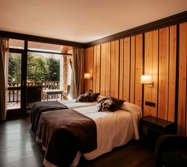 Double room with balcony and garden views