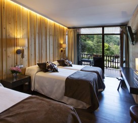 Room for three people with balcony and garden views