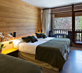 Room for three people with balcony and garden views