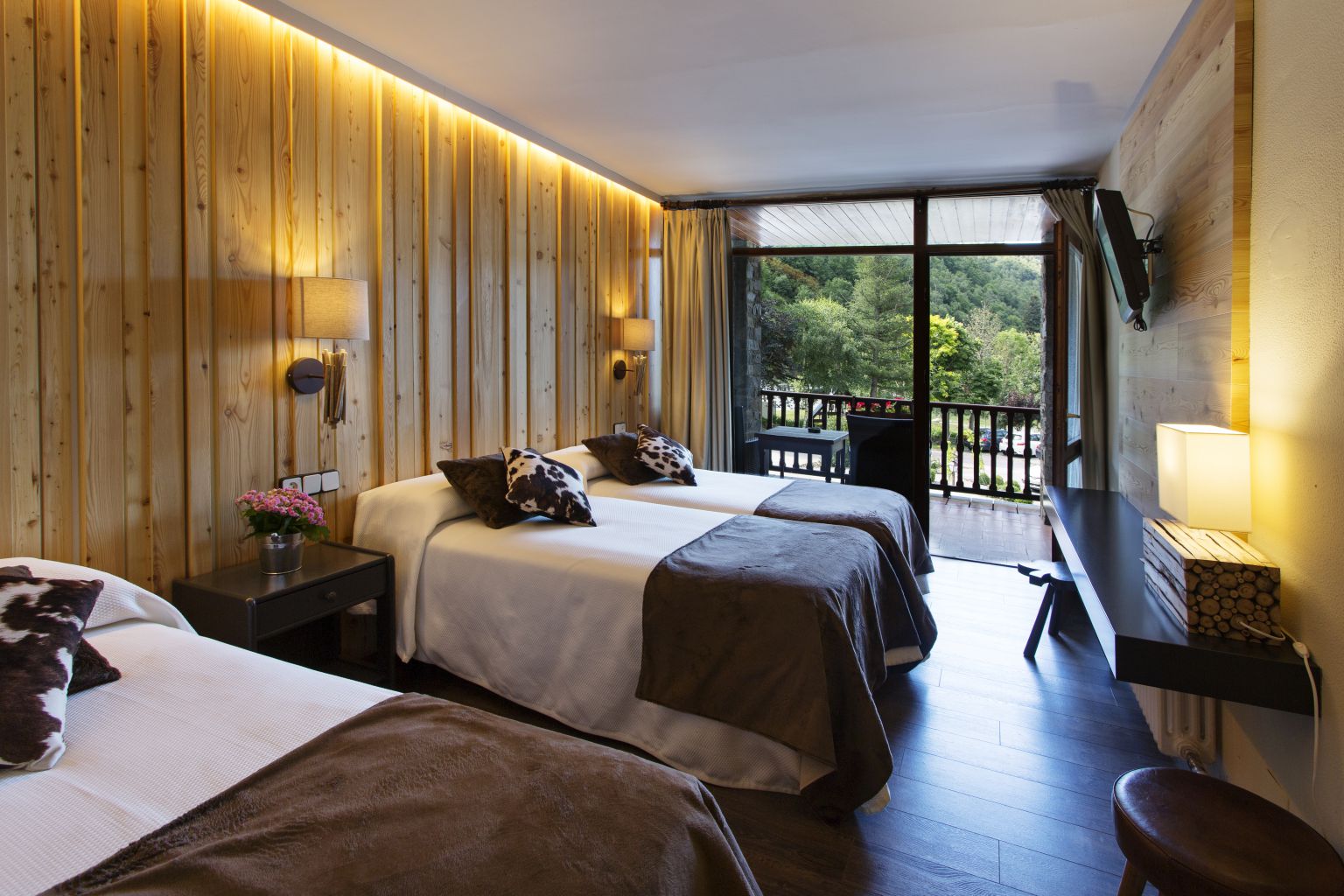 Habitación para tres personas con balcón y vistas al jardín | Camprodon